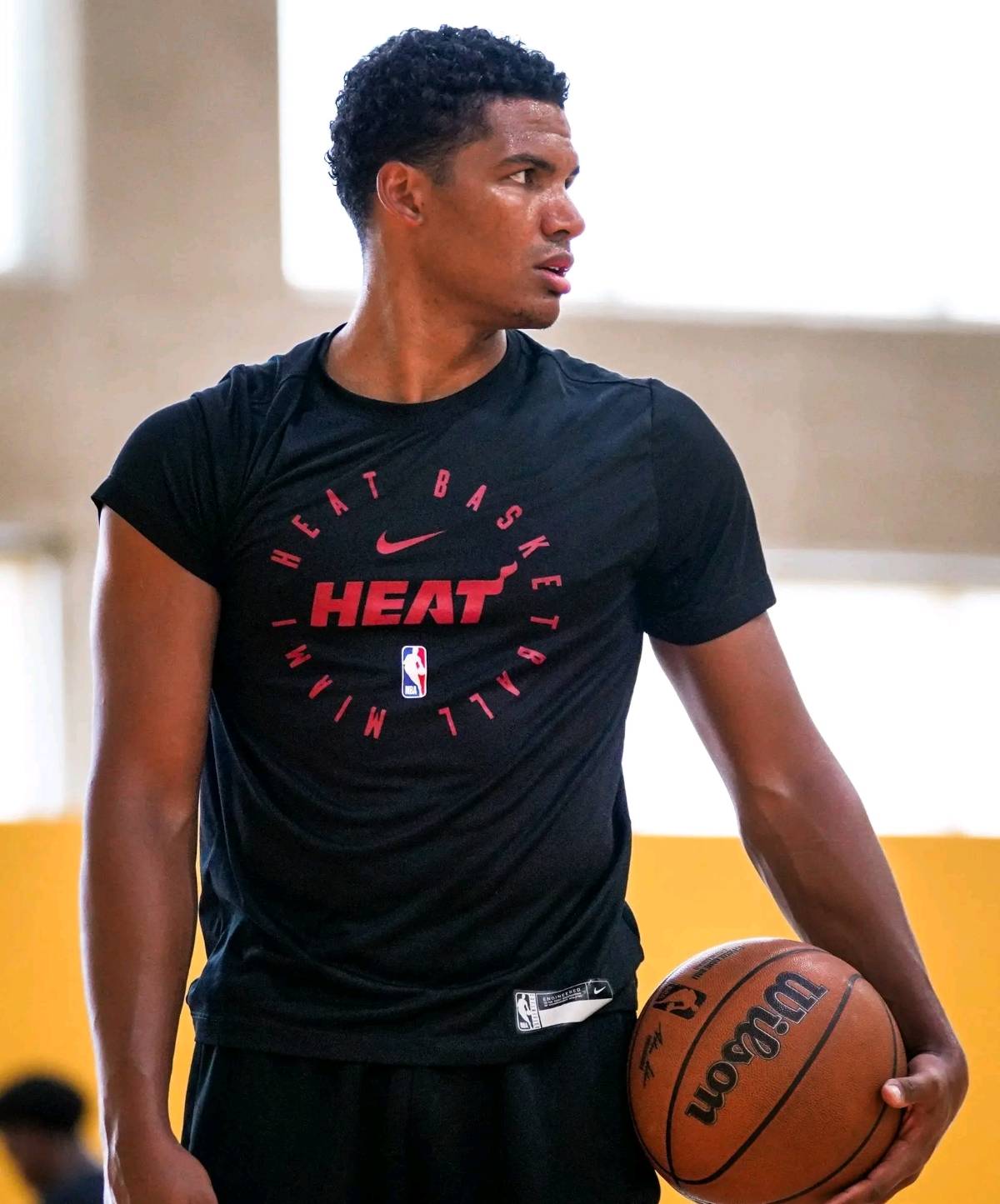 NBA常规赛倒计时；迈阿密热火最后时刻回应争议；细节引发关注；更衣室稳定；官宣口径保持一致的简单介绍