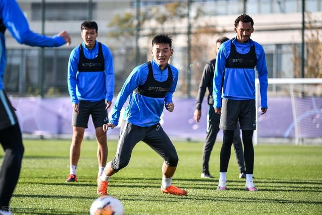  自行车联赛上演强强对话，关中霹雳队读秒扳平皖江天虎队，团队配合流畅；保级形势悄然变化