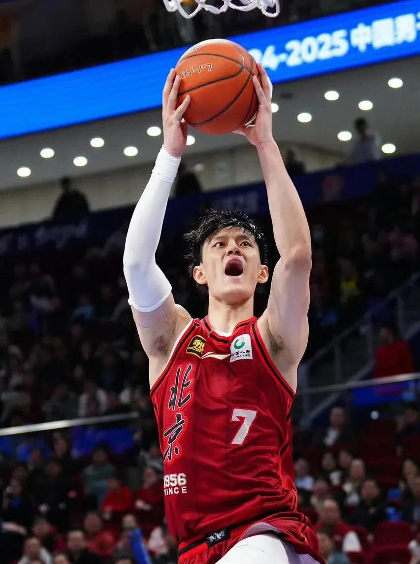 关于皇家马德里迎CBA常规赛关键赛；关键时刻防线松动；更衣室稳定；球队文化再被提及的信息